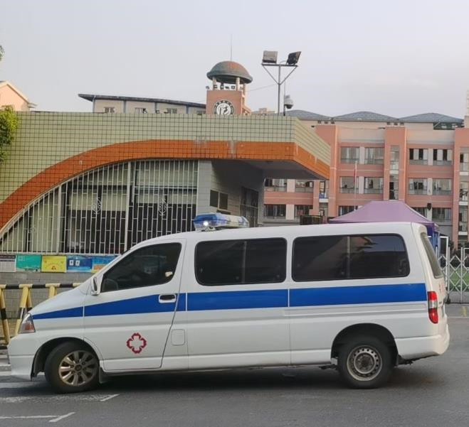 谢家集救护车出租护送骨折病人一公里多少钱